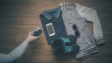 Vintage kamera elinde. Spor giysi ve alet, üstten görünüm