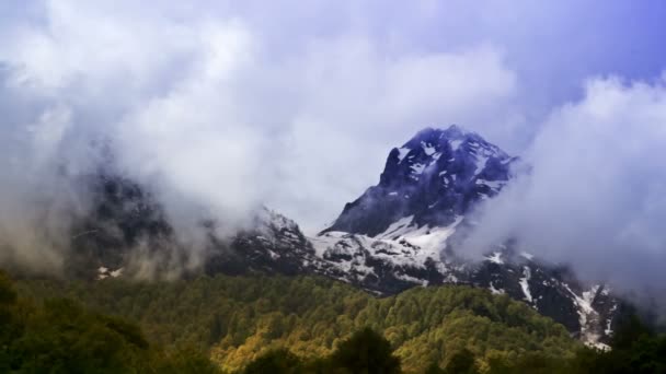 时间推移山在雾中。俄罗斯索契滑雪胜地 — 图库视频影像