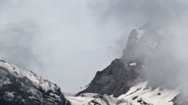 Zaman atlamalı Dağları sis. Rusya, Sochi Kayak Merkezi, Kafkas Dağları