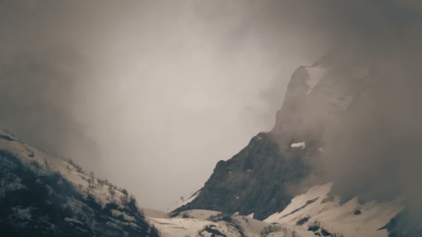 Time Lapse Mountains sumussa. Venäjä, Sotshin hiihtokeskus, Kaukasuksen vuoristo — kuvapankkivideo