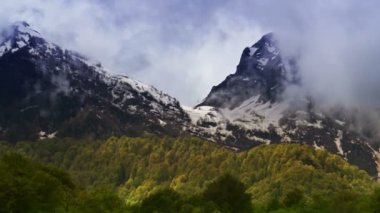 Zaman atlamalı Dağları sis. Rusya, Sochi Kayak Merkezi, Kafkas Dağları