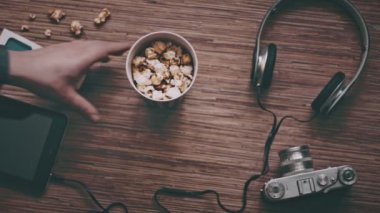 Sinema ve eğlence kavramının, dijital tablet, patlamış mısır, 3d gözlük, üstten görünüm