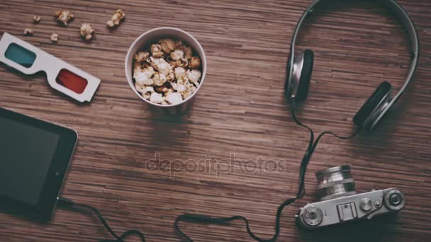 Cinema e Intrattenimento Concetto, Tablet digitale, popcorn, occhiali 3D, Vista dall'alto — Video Stock