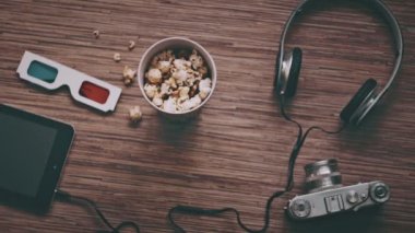 Sinema ve eğlence kavramının, dijital tablet, patlamış mısır, 3d gözlük, üstten görünüm