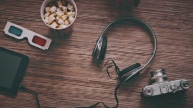 Sinema ve eğlence kavramının, adam kulaklıklar, üstten görünüm alır