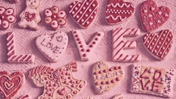 Biscuits pour la Saint Valentin. Le mot "Amour" des cookies — Video