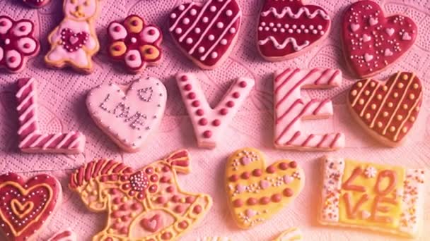 Печенье на День Святого Валентина. Слово "любовь" из печенья — стоковое видео