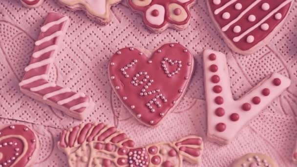 Biscotti di San Valentino. La parola "Amore" dai biscotti — Video Stock