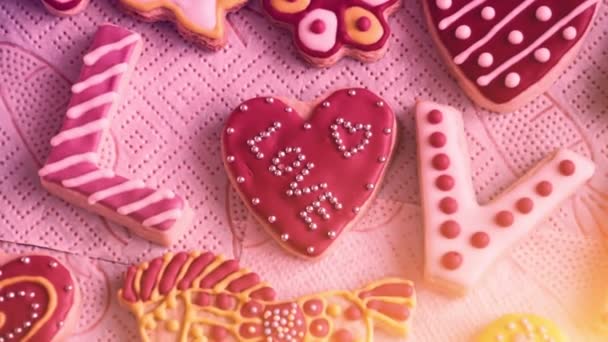 Valentinky den soubory cookie. Slovo "Love" od soubory cookie — Stock video