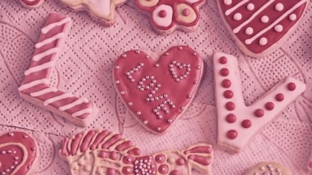 Valentinky den soubory cookie. Slovo "Love" od soubory cookie — Stock video