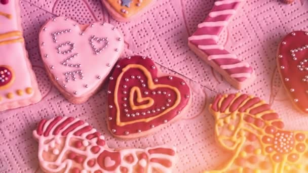 Valentinstag-Kekse. das Wort "Liebe" aus Cookies — Stockvideo