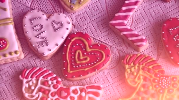 バレンタインデーのクッキー。クッキーからの単語「愛」 — ストック動画