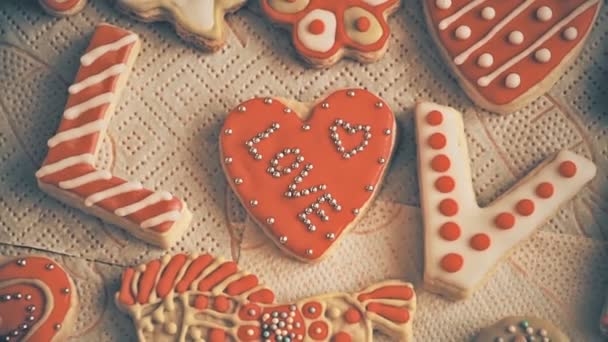 Valentijnsdag cookies. Het woord "Love" uit cookies — Stockvideo