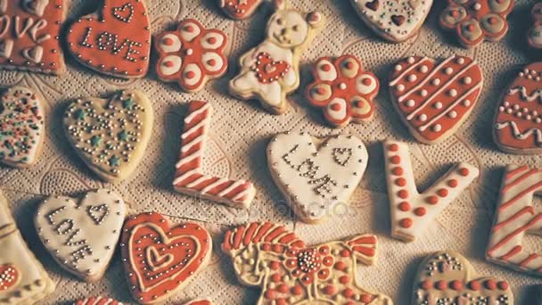 Galletas de San Valentín. La palabra "amor" de las galletas — Vídeo de stock
