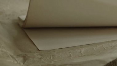 Kağıt sayfalarının yığın içinde kaydırma