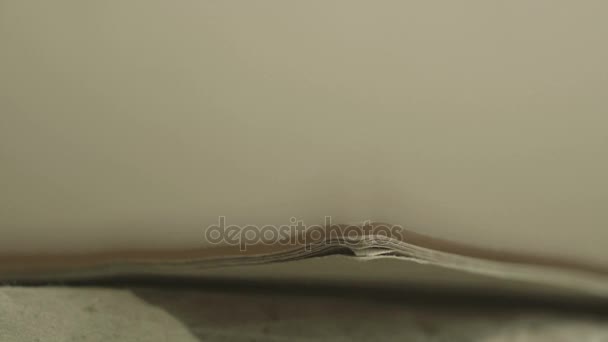 Faire défiler la pile de feuilles de papier 