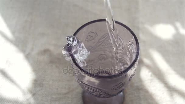 Water is gegoten in het glas. slow mo — Stockvideo