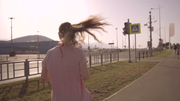 A rapariga está a fugir. Lento movimento Arena de futebol do Parque Olímpico na cidade de Sochi — Vídeo de Stock