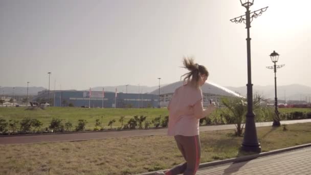 La chica está huyendo. Arena de fútbol de cámara lenta del Parque Olímpico en la ciudad de Sochi — Vídeo de stock