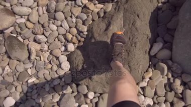 Erkek turistik dağ Pov, ilk kişiden yükselir.