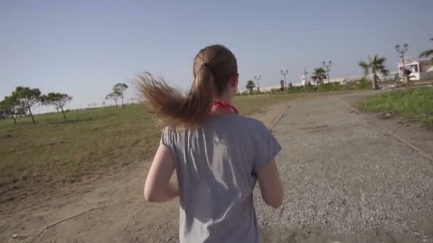 Flickan är igång. Slow motion. En ung flicka jogga tidigt på morgonen. — Stockvideo