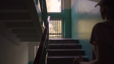 Merdivenlerden yukarı koşan spor kız