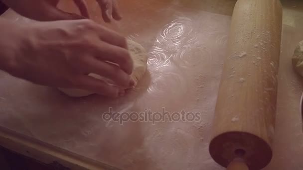 Making Italian pizza, rolling out dough — Stock Video