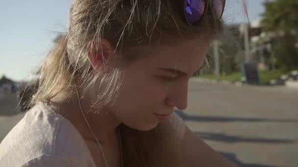 Retrato de una chica al aire libre, primer plano — Vídeos de Stock