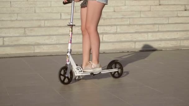 A menina está de pé na scooter — Vídeo de Stock