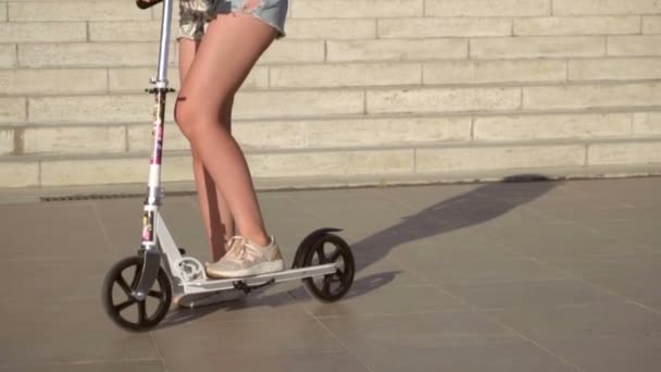 A menina está de pé na scooter — Vídeo de Stock