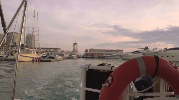 Das Schiff läuft in den Hafen ein, Blick vom Heck des Schiffes. Hafen von Sotschi. Rettungsring im Vordergrund — Stockvideo