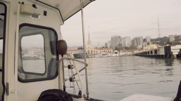 Das Schiff läuft in den Hafen ein, Blick vom Heck des Schiffes. Hafen von Sotschi. Rettungsring im Vordergrund — Stockvideo