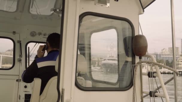 Mestre experiente de embarcação navegando seu navio a partir da ponte capitães, slow-mo — Vídeo de Stock