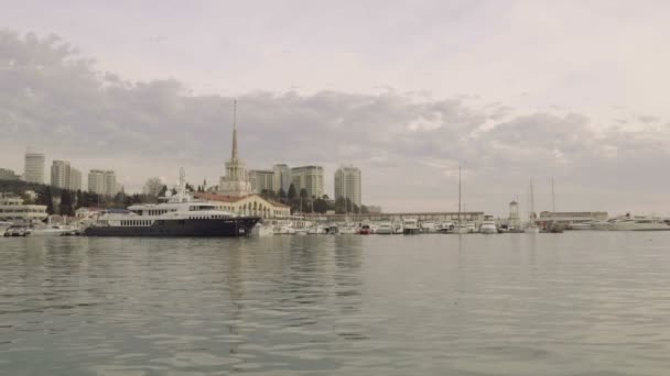 Blick auf den Hafen, Hafen von Sotschi, Russland, Schiffe stehen auf der Seebrücke — Stockvideo