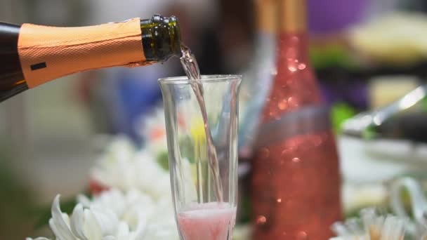 Офіціант Вливає Шампанське Келих — стокове відео