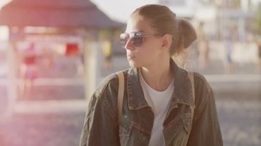 Şehir plajındaki günbatımına hayran, 