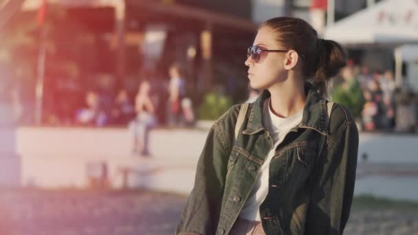 Elle admire le coucher de soleil sur la plage de la ville, Espace de copie — Video