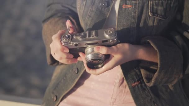 Lei è in uno stato d'animo romantico in riva al mare con la sua macchina fotografica mentre in vacanza — Video Stock