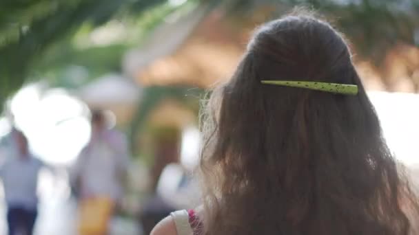 Hátul egy lány hátizsákkal utazik egy egzotikus országban — Stock videók