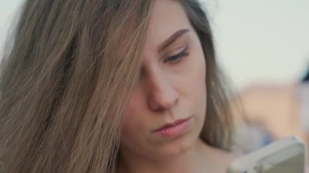 Close-up retrato de uma menina com um smartphone à noite — Vídeo de Stock