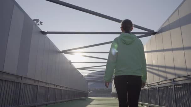 Indíték a sikerre. Egy tréningruhás lány megy tovább a sportstadionba. — Stock videók