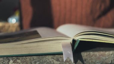 Büyük, eski bir kitabı karıştıran adam.