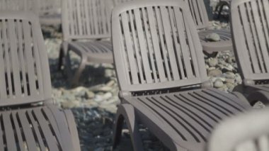 Turizm sektörü krizi. Issız bir plajda boş plaj salonları.