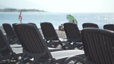 Turizm sektörü krizi. Issız bir plajda boş plaj salonları.