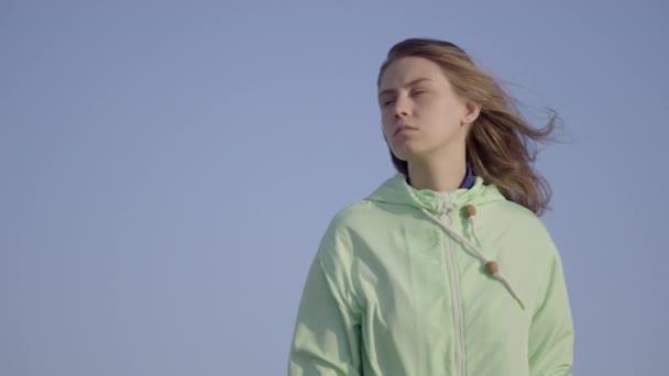 Gratis flicka i träningsoverall och flygande hår går att möta vinden — Stockvideo
