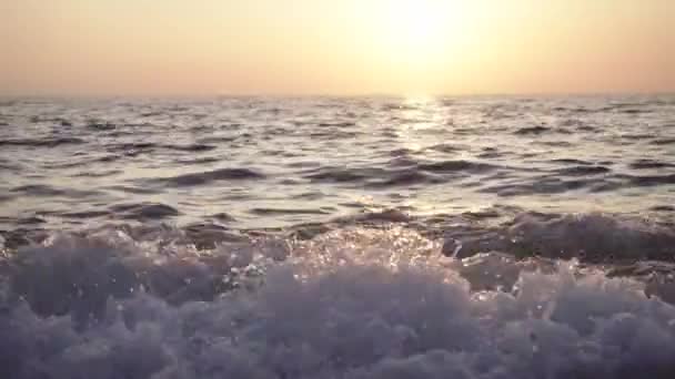 Primo piano di un'onda marina al tramonto — Video Stock