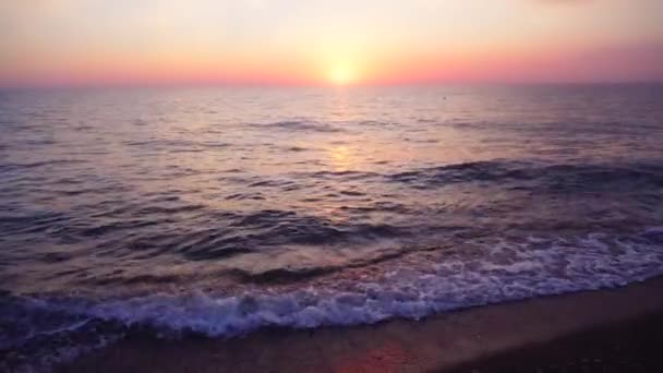 Hermosa playa tropical al atardecer — Vídeo de stock