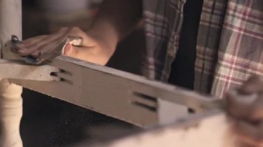 Atölyesindeki genç bir kız marangozluk yapıyor. Antika mobilyaların tamiri