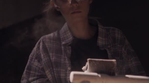 Κορίτσι ξυλουργός επισκευάζει έπιπλα αντίκες χρησιμοποιώντας μια μηχανή λείανσης — Αρχείο Βίντεο