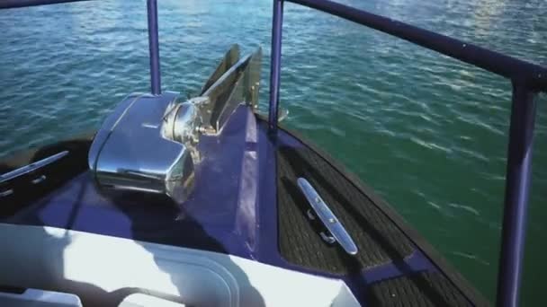 Veduta della prua di uno yacht che naviga sullo sfondo del mare — Video Stock